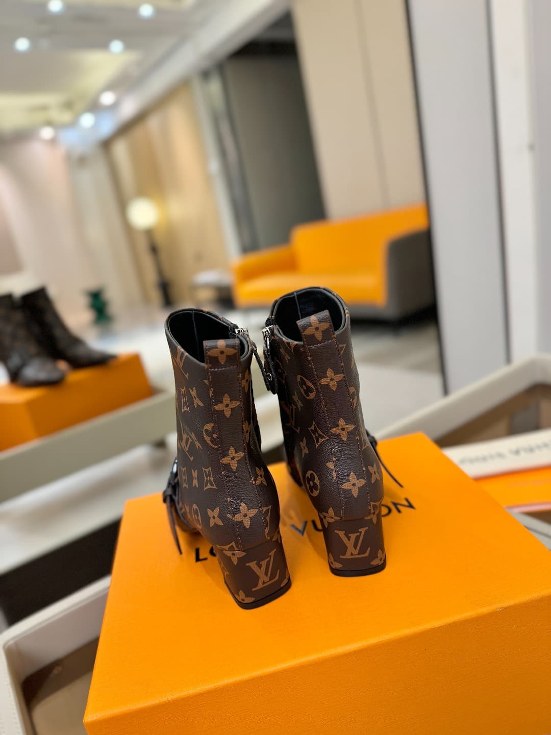 D9028 L✔️Home specialty store: Autumn/winter collection 6 short boots. The official website collection is updated in real time. LV’s new lacquered buckle design makes these boots stylish and unique. They are comfortable to wear and versatile, with a stron — image 7
