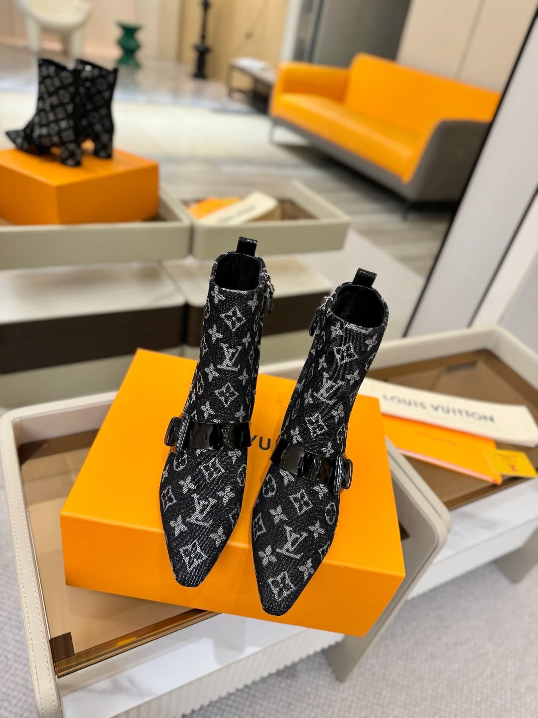 D9029 L✔️Home specialty store offers autumn/winter collection 6 short boots. The official website collection is updated in real time. These boots feature LV’s new lacquered buckle design, offering a fresh and unique style. They are comfortable to wear and — image 4