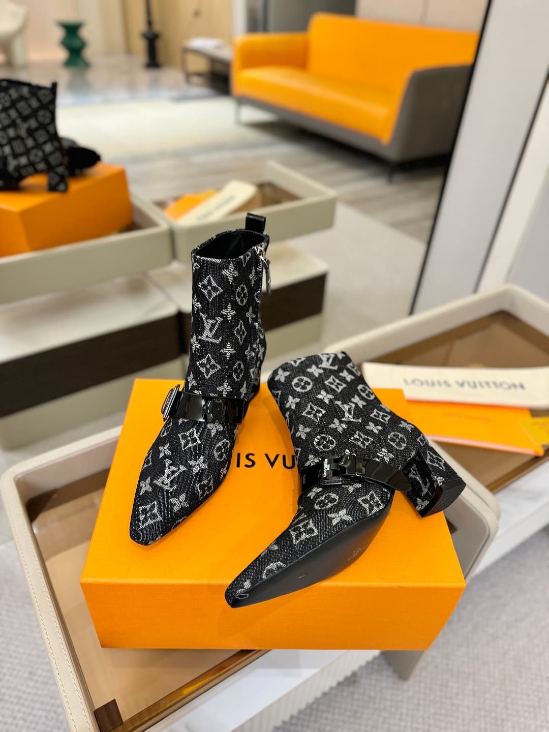 D9029 L✔️Home specialty store offers autumn/winter collection 6 short boots. The official website collection is updated in real time. These boots feature LV’s new lacquered buckle design, offering a fresh and unique style. They are comfortable to wear and — image 5