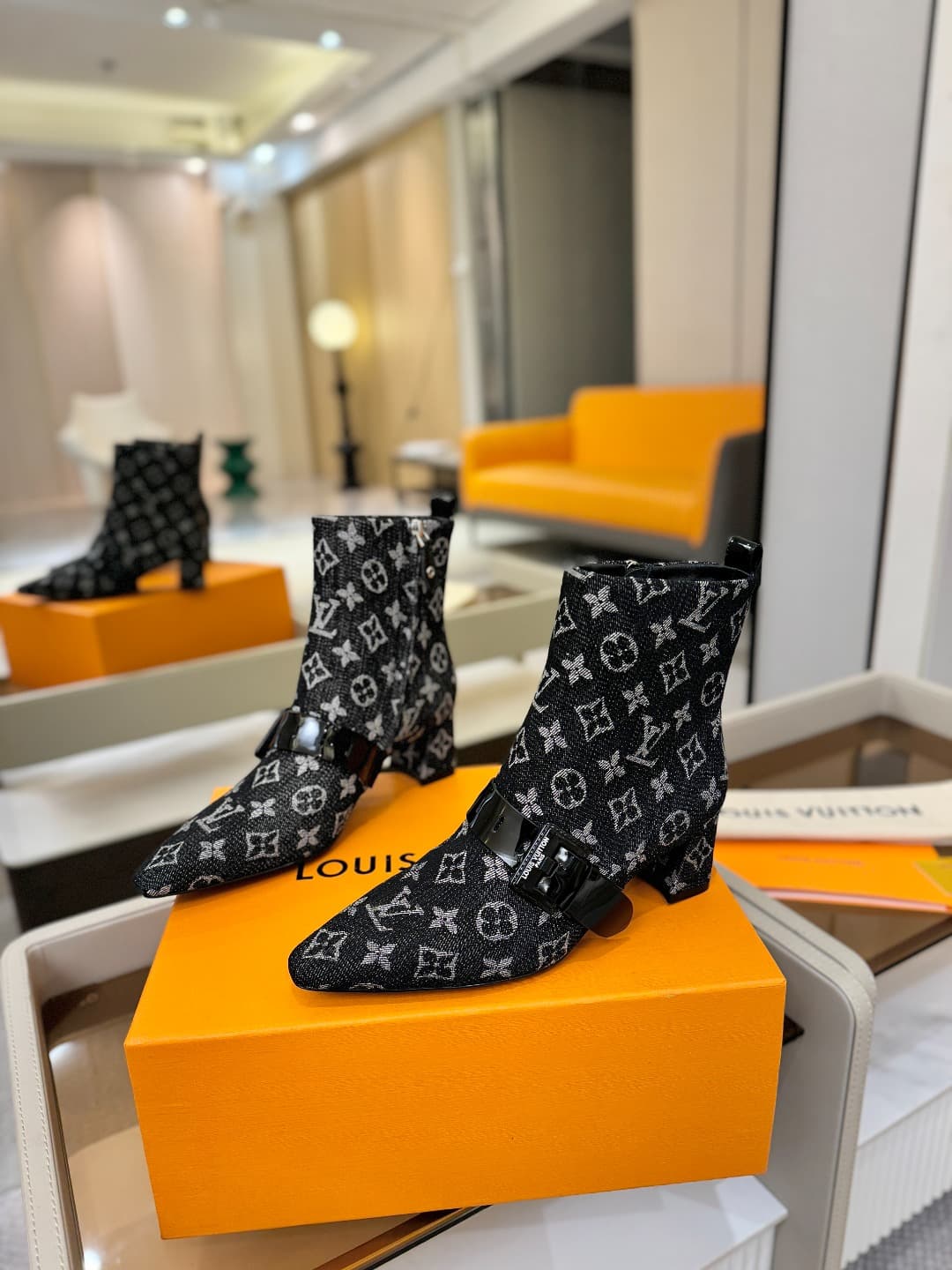 D9029 L✔️Home specialty store offers autumn/winter collection 6 short boots. The official website collection is updated in real time. These boots feature LV’s new lacquered buckle design, offering a fresh and unique style. They are comfortable to wear and — image 3