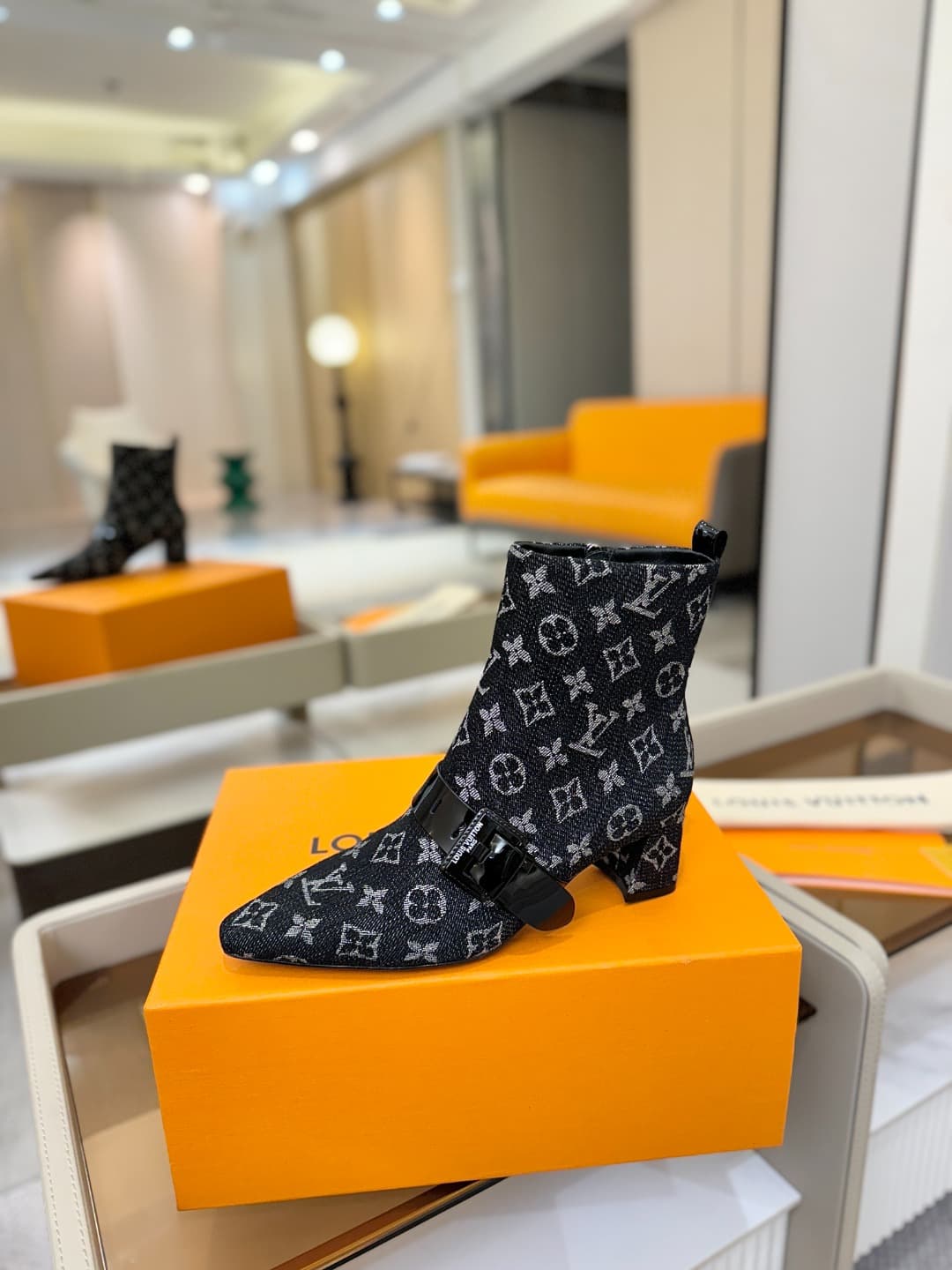 D9029 L✔️Home specialty store offers autumn/winter collection 6 short boots. The official website collection is updated in real time. These boots feature LV’s new lacquered buckle design, offering a fresh and unique style. They are comfortable to wear and — image 1