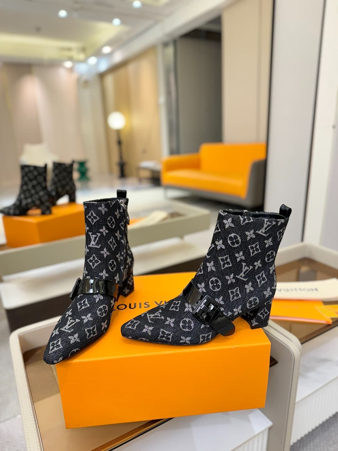 D9029 L✔️Home specialty store offers autumn/winter collection 6 short boots. The official website collection is updated in real time. These boots feature LV’s new lacquered buckle design, offering a fresh and unique style. They are comfortable to wear and — image 6
