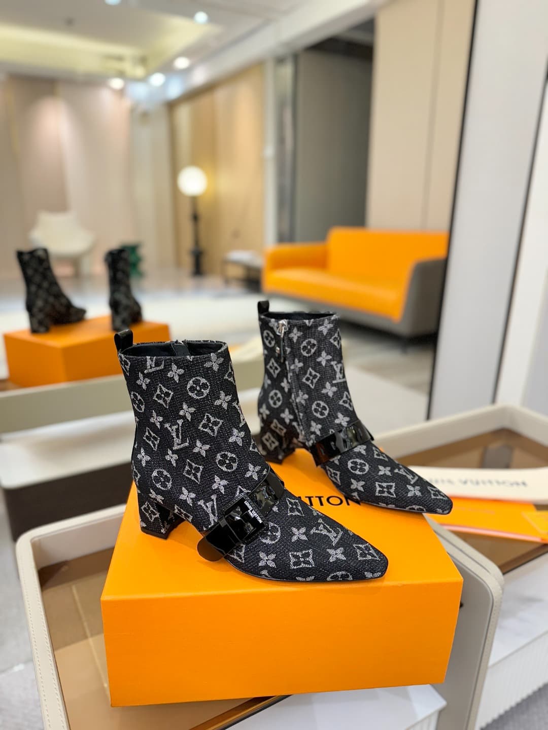 D9029 L✔️Home specialty store offers autumn/winter collection 6 short boots. The official website collection is updated in real time. These boots feature LV’s new lacquered buckle design, offering a fresh and unique style. They are comfortable to wear and — image 2