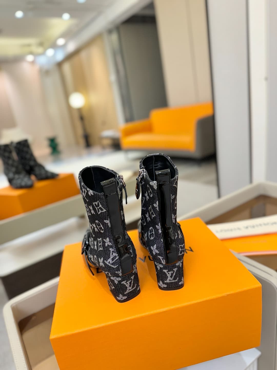 D9029 L✔️Home specialty store offers autumn/winter collection 6 short boots. The official website collection is updated in real time. These boots feature LV’s new lacquered buckle design, offering a fresh and unique style. They are comfortable to wear and — image 7