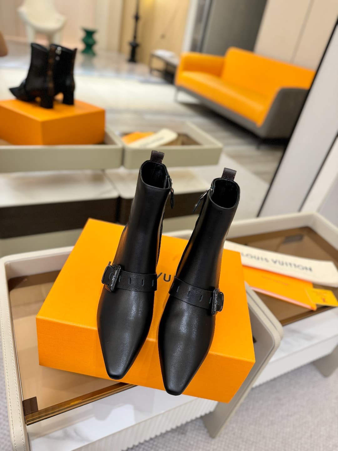 D9026 L✔️Home boutique’s autumn/winter collection includes 6 short boots. The official website’s collection is updated in real time, featuring LV-style lacquered buckles. The designs are innovative and unique; they are comfortable to wear and versatile fo — image 4