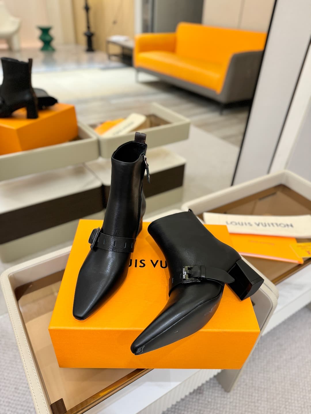D9026 L✔️Home boutique’s autumn/winter collection includes 6 short boots. The official website’s collection is updated in real time, featuring LV-style lacquered buckles. The designs are innovative and unique; they are comfortable to wear and versatile fo — image 5