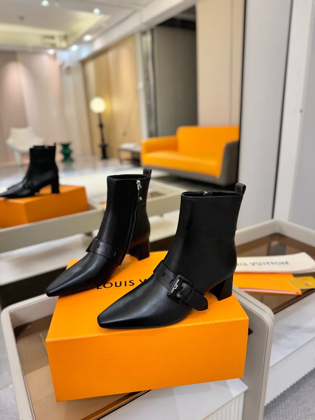 D9026 L✔️Home boutique’s autumn/winter collection includes 6 short boots. The official website’s collection is updated in real time, featuring LV-style lacquered buckles. The designs are innovative and unique; they are comfortable to wear and versatile fo — image 3