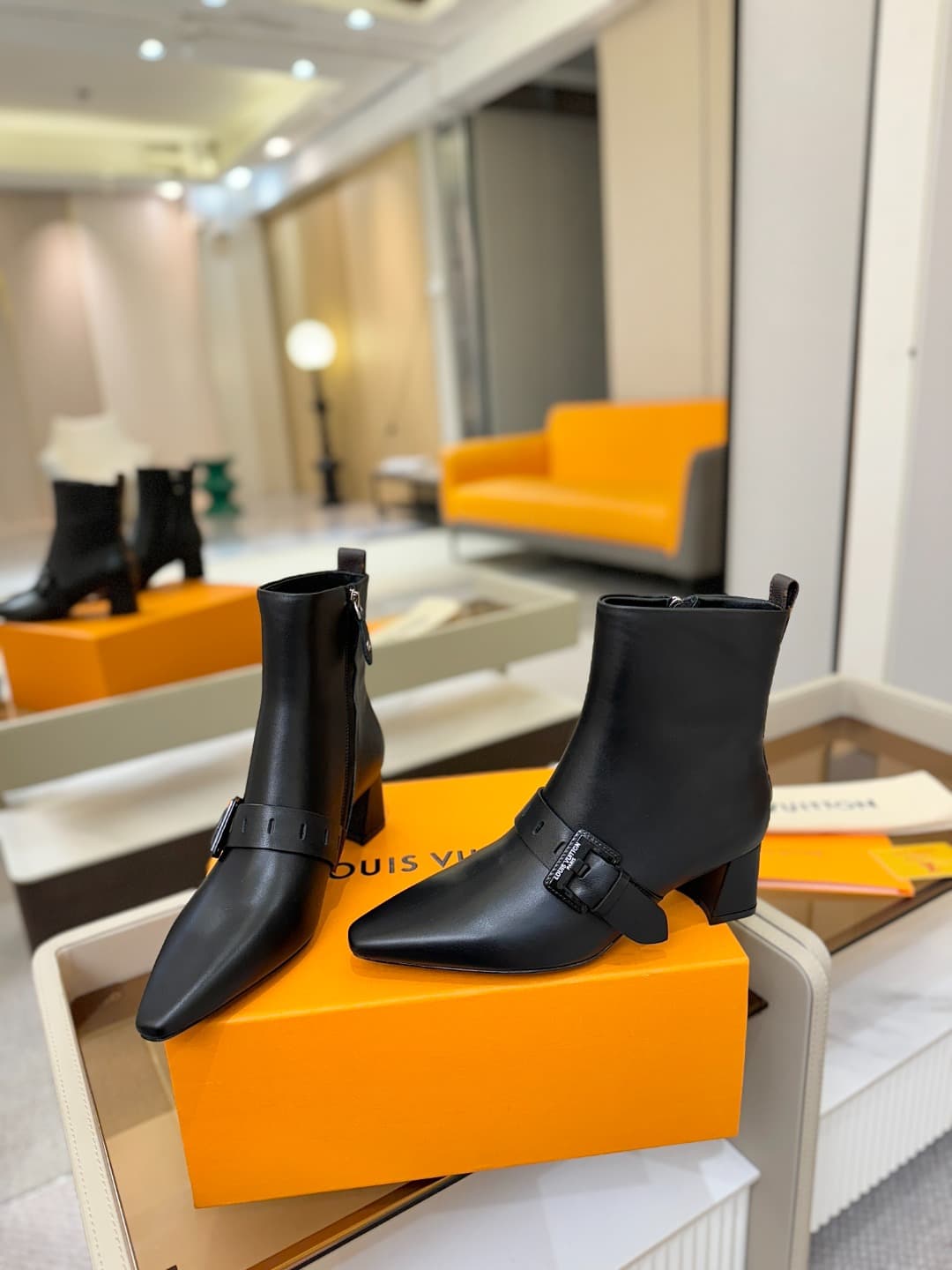D9026 L✔️Home boutique’s autumn/winter collection includes 6 short boots. The official website’s collection is updated in real time, featuring LV-style lacquered buckles. The designs are innovative and unique; they are comfortable to wear and versatile fo — image 6