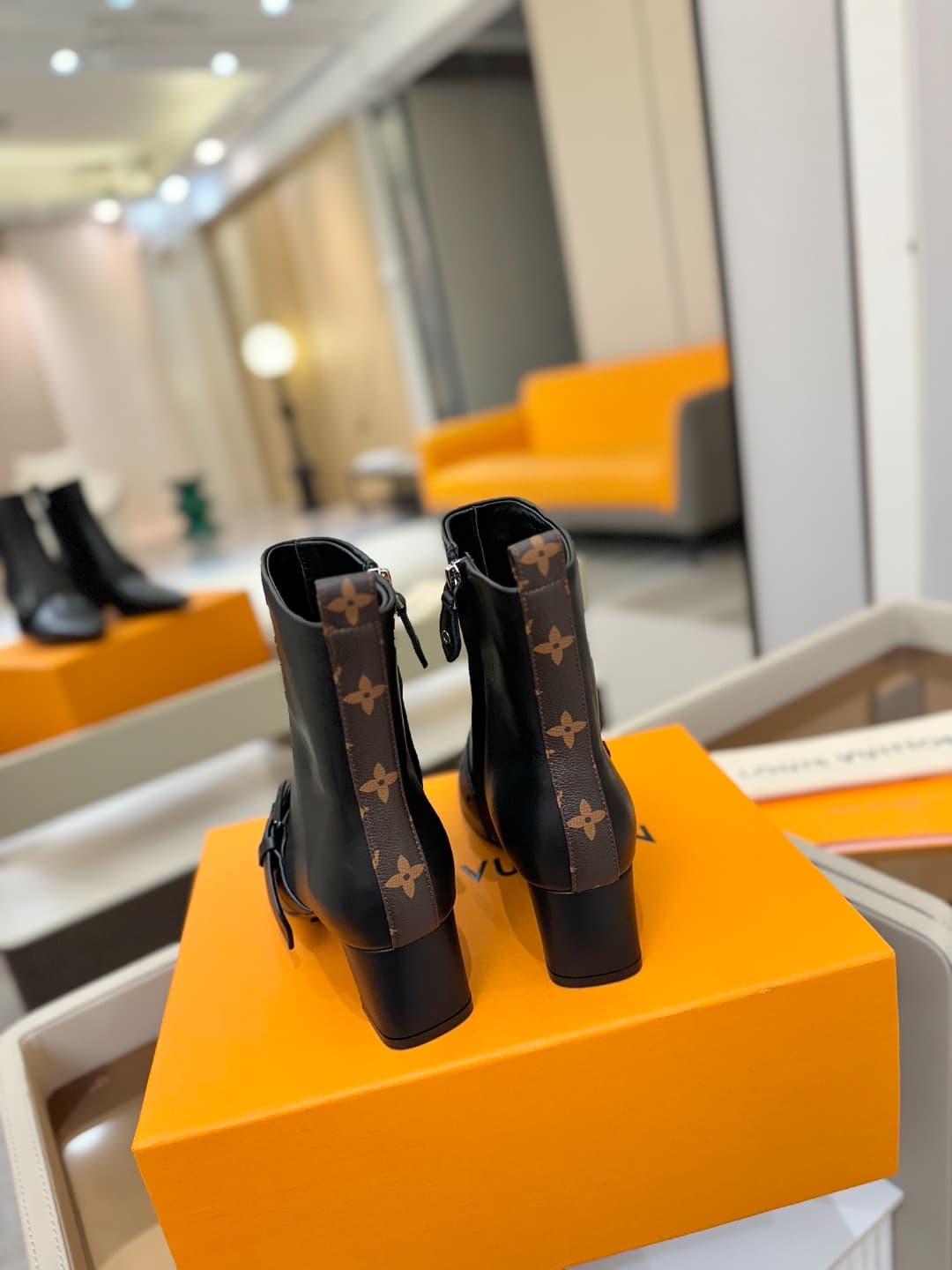 D9026 L✔️Home boutique’s autumn/winter collection includes 6 short boots. The official website’s collection is updated in real time, featuring LV-style lacquered buckles. The designs are innovative and unique; they are comfortable to wear and versatile fo — image 7