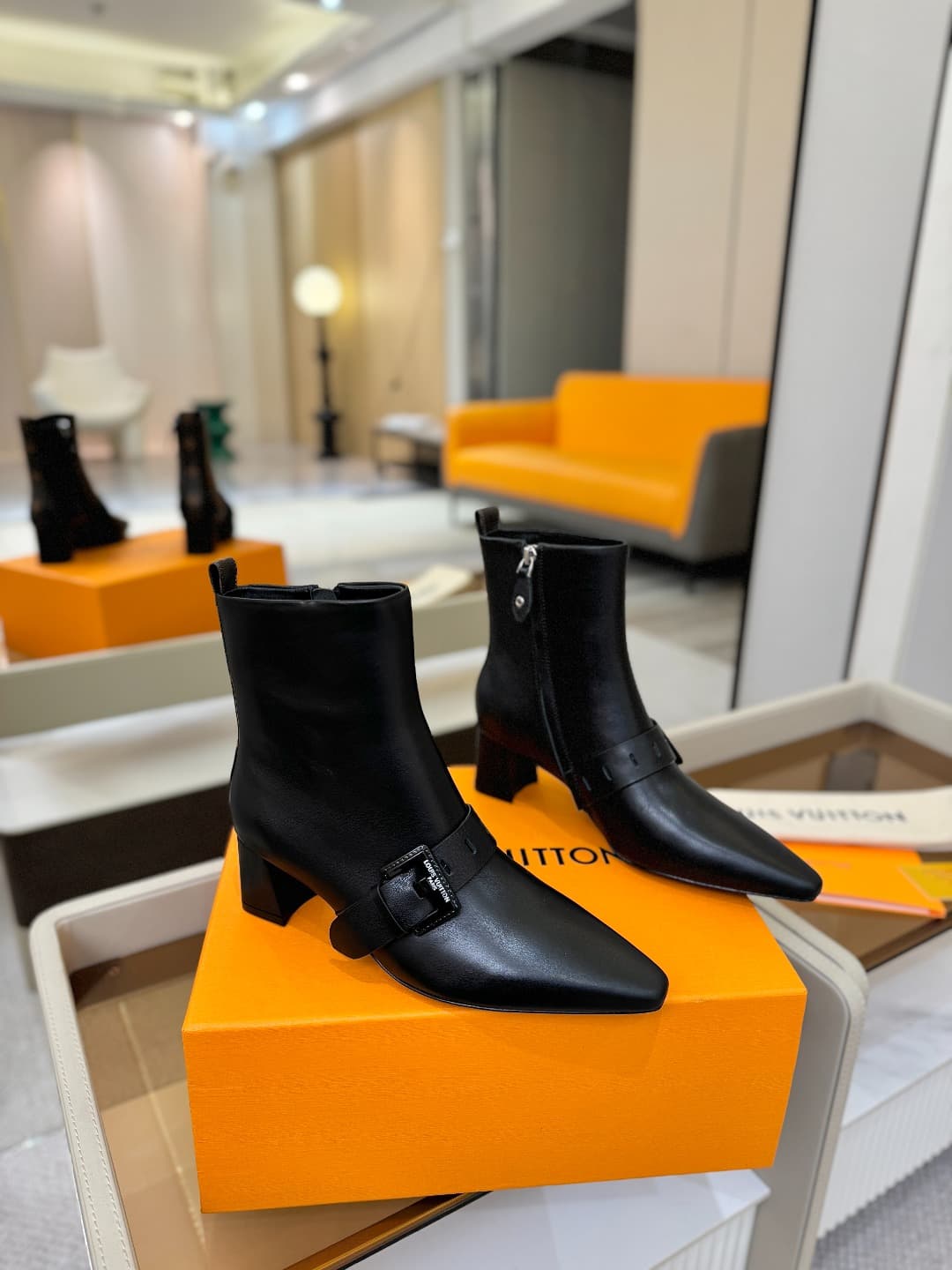 D9026 L✔️Home boutique’s autumn/winter collection includes 6 short boots. The official website’s collection is updated in real time, featuring LV-style lacquered buckles. The designs are innovative and unique; they are comfortable to wear and versatile fo — image 2