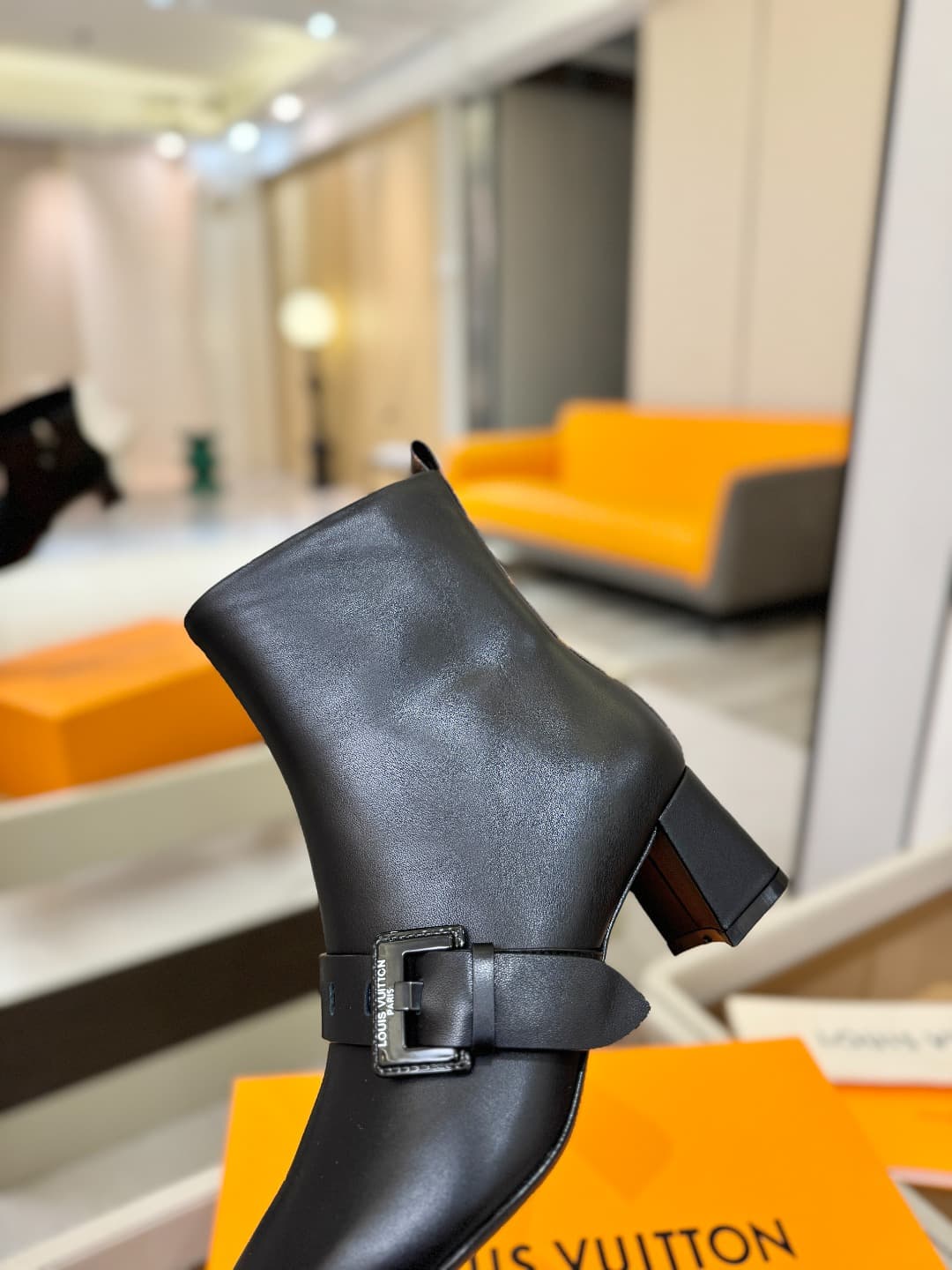 D9026 L✔️Home boutique’s autumn/winter collection includes 6 short boots. The official website’s collection is updated in real time, featuring LV-style lacquered buckles. The designs are innovative and unique; they are comfortable to wear and versatile fo — image 8