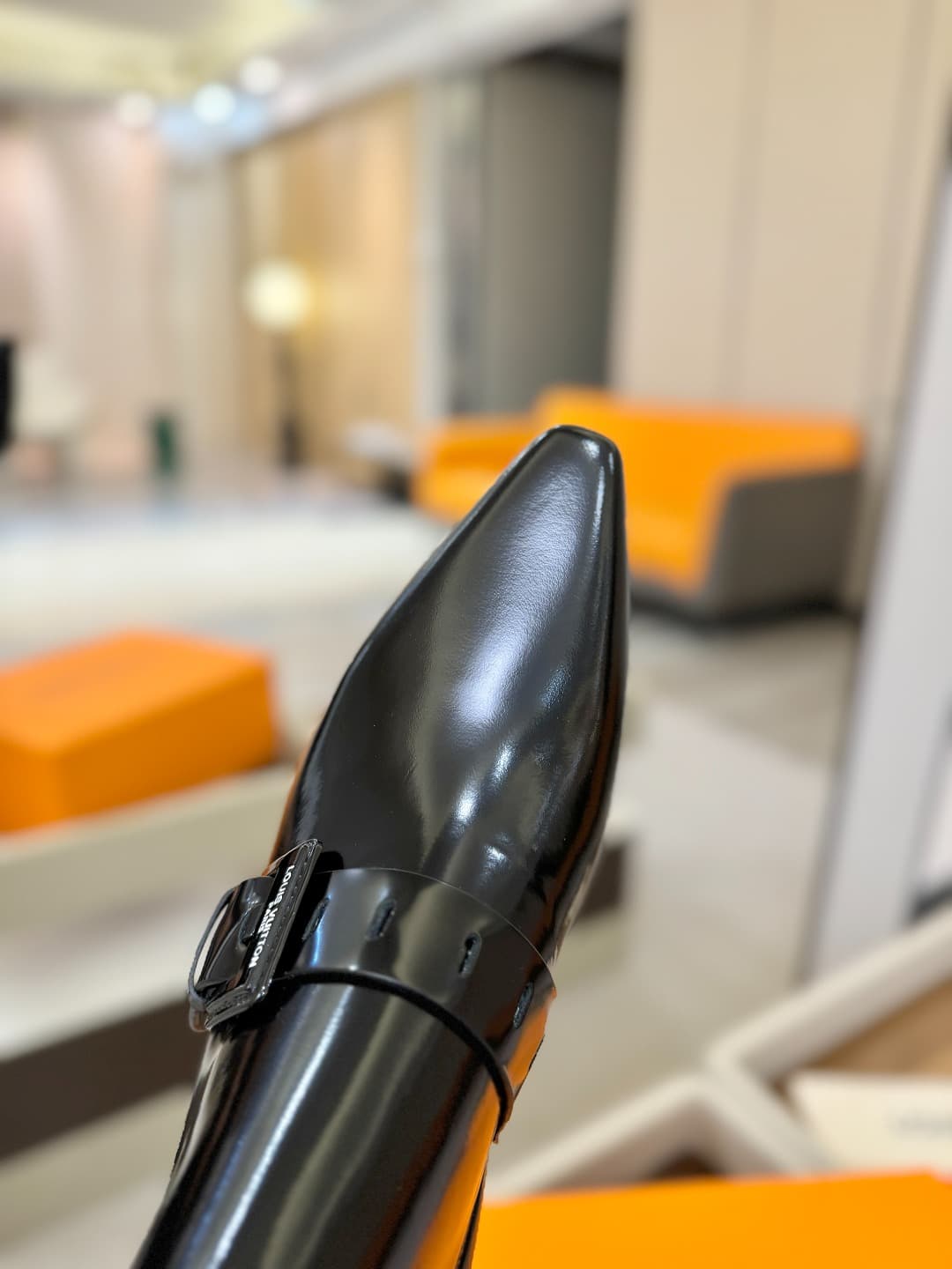 D9025 L✔️Home boutique’s autumn/winter collection includes 6 short boots. The official website’s collection is also updated regularly. These boots feature LV-style lacquered buckles, offering a unique and stylish design. They are comfortable to wear and v — image 8