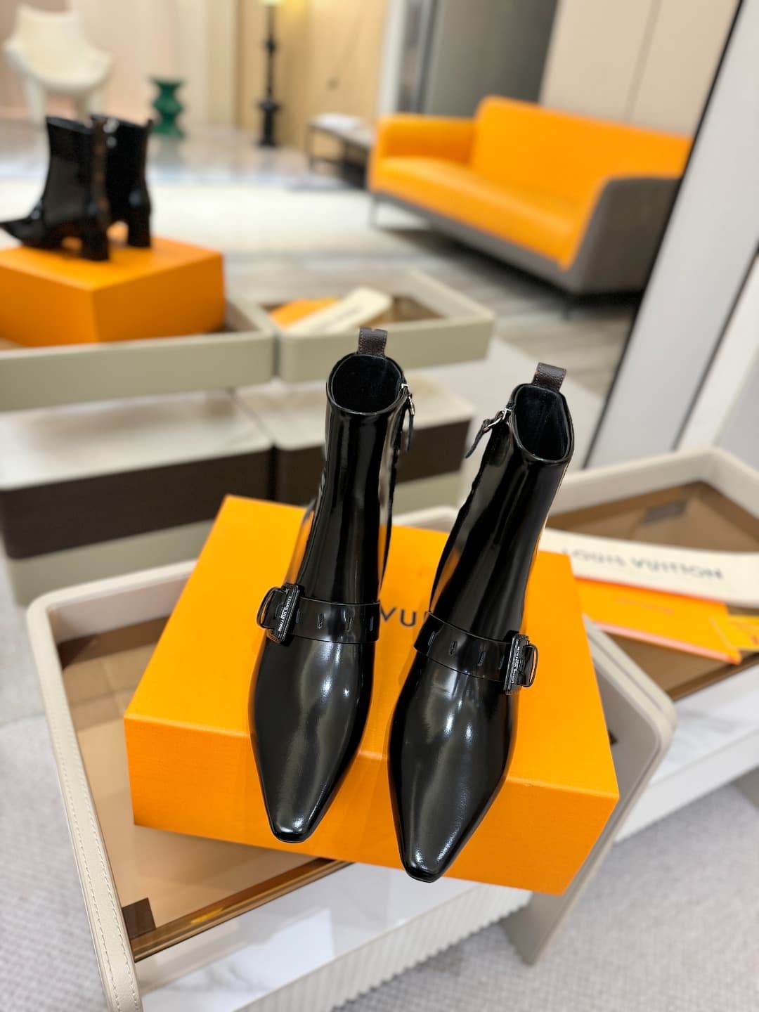 D9025 L✔️Home boutique’s autumn/winter collection includes 6 short boots. The official website’s collection is also updated regularly. These boots feature LV-style lacquered buckles, offering a unique and stylish design. They are comfortable to wear and v — image 4