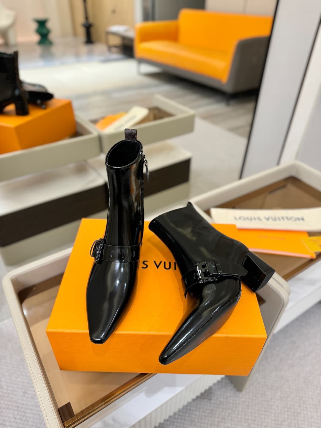 D9025 L✔️Home boutique’s autumn/winter collection includes 6 short boots. The official website’s collection is also updated regularly. These boots feature LV-style lacquered buckles, offering a unique and stylish design. They are comfortable to wear and v — image 5