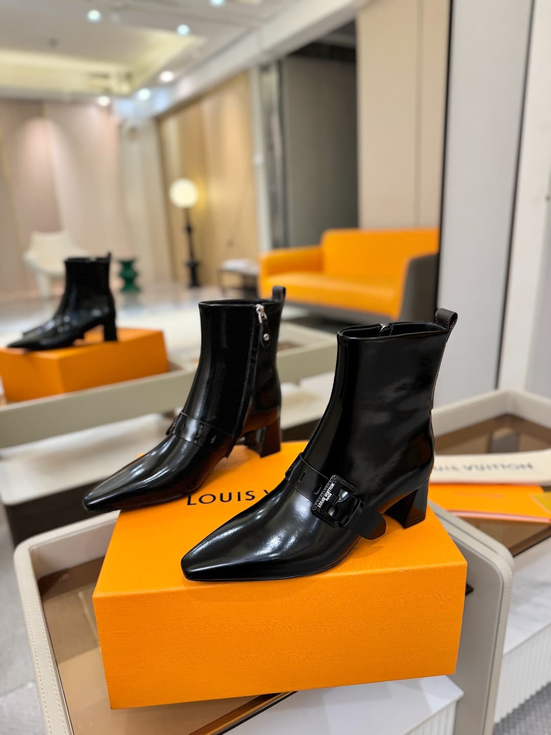 D9025 L✔️Home boutique’s autumn/winter collection includes 6 short boots. The official website’s collection is also updated regularly. These boots feature LV-style lacquered buckles, offering a unique and stylish design. They are comfortable to wear and v — image 3