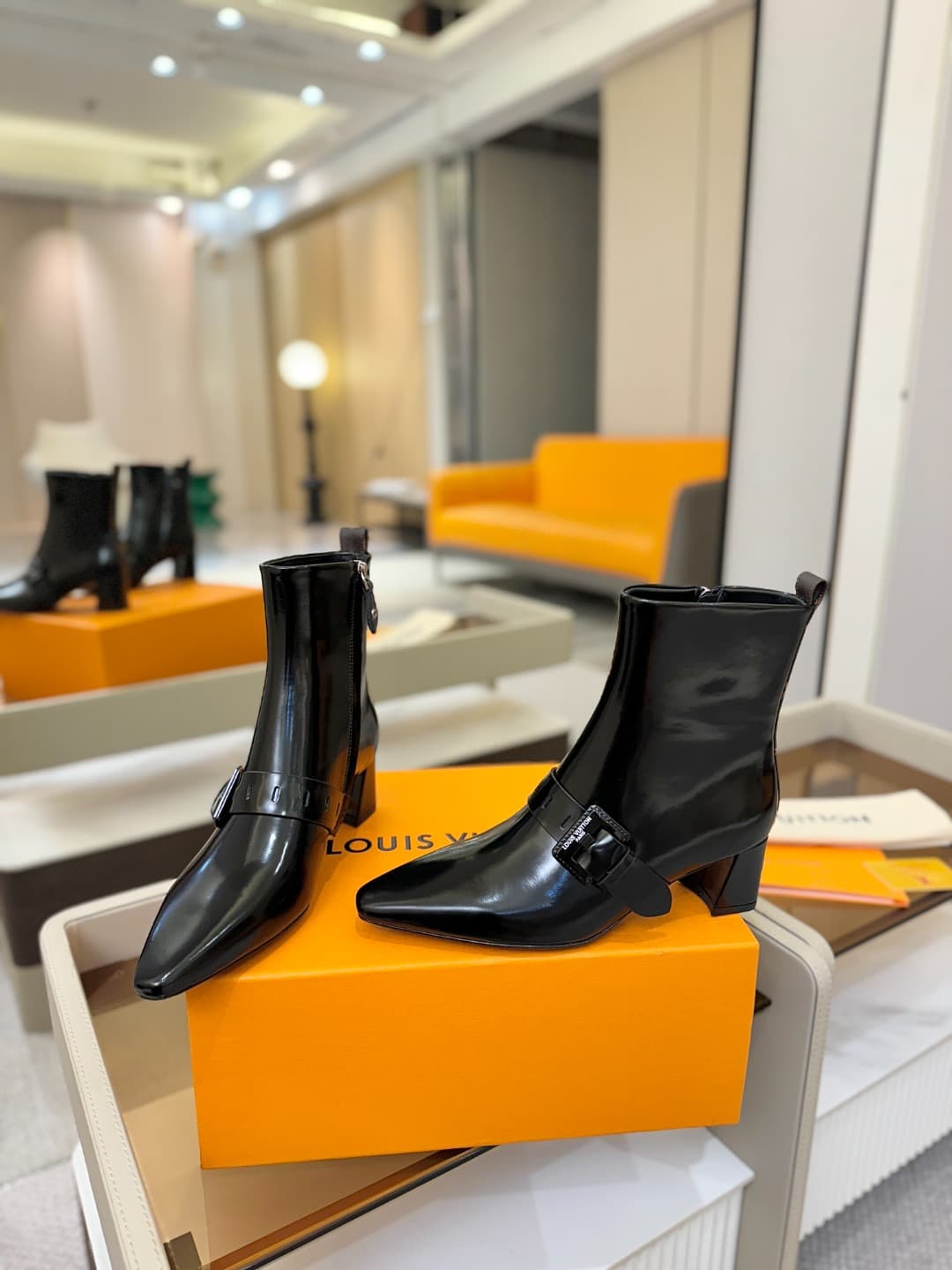 D9025 L✔️Home boutique’s autumn/winter collection includes 6 short boots. The official website’s collection is also updated regularly. These boots feature LV-style lacquered buckles, offering a unique and stylish design. They are comfortable to wear and v — image 6