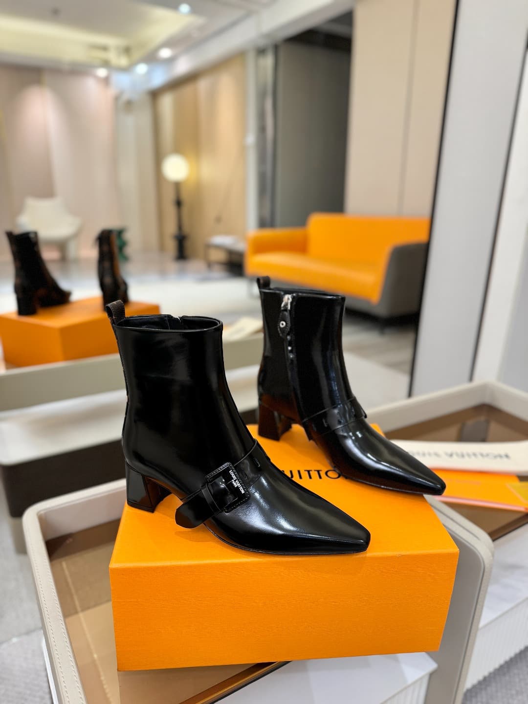 D9025 L✔️Home boutique’s autumn/winter collection includes 6 short boots. The official website’s collection is also updated regularly. These boots feature LV-style lacquered buckles, offering a unique and stylish design. They are comfortable to wear and v — image 2