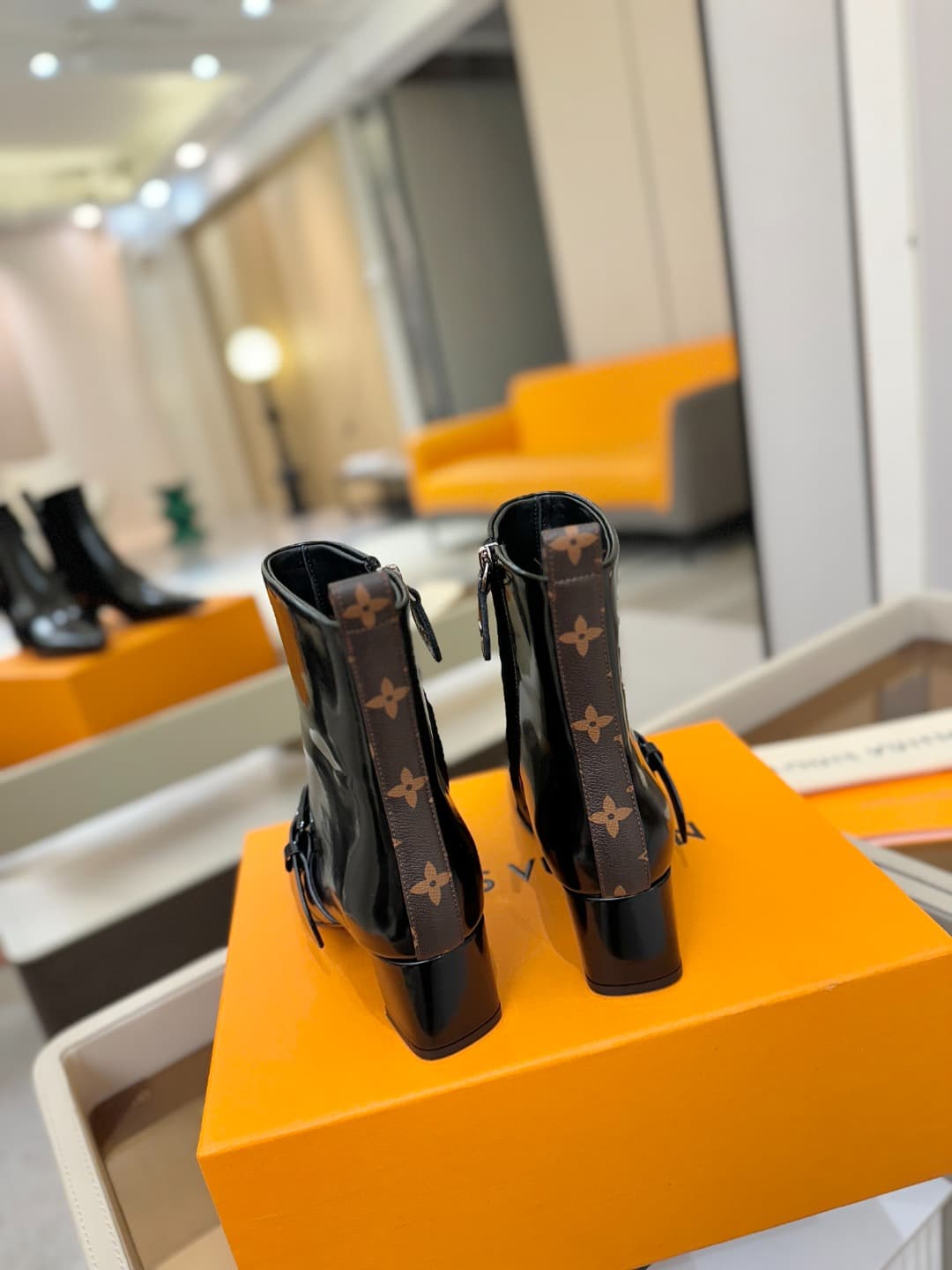 D9025 L✔️Home boutique’s autumn/winter collection includes 6 short boots. The official website’s collection is also updated regularly. These boots feature LV-style lacquered buckles, offering a unique and stylish design. They are comfortable to wear and v — image 7