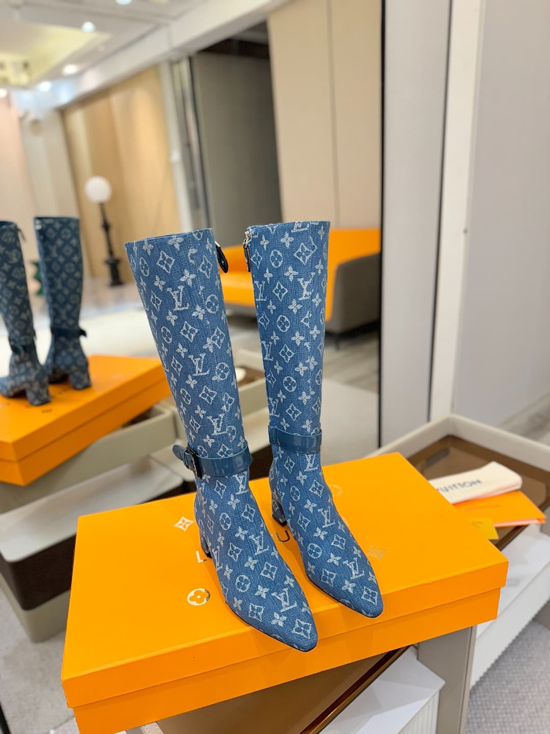 D9078 L✔️Home boutique’s autumn/winter collection includes 16 boots. The official website’s series is also updated regularly. These boots feature LV-style lacquered buckles, offering a unique and stylish design. They are comfortable to wear and versatile  — image 4