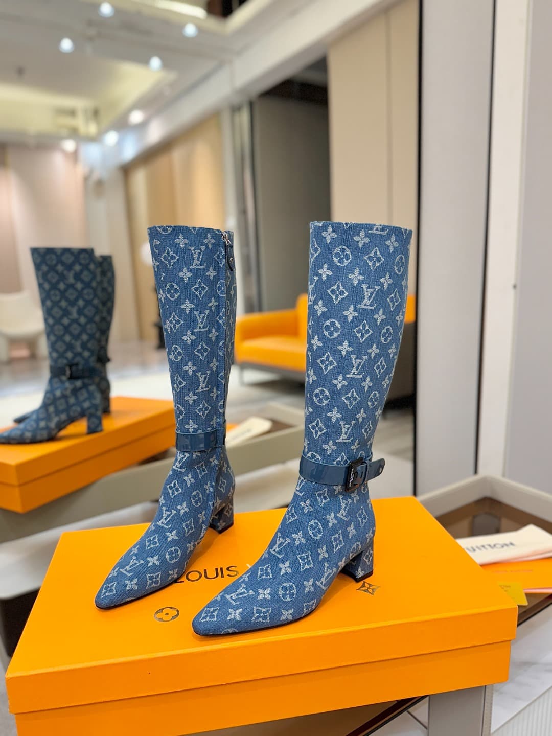 D9078 L✔️Home boutique’s autumn/winter collection includes 16 boots. The official website’s series is also updated regularly. These boots feature LV-style lacquered buckles, offering a unique and stylish design. They are comfortable to wear and versatile  — image 3