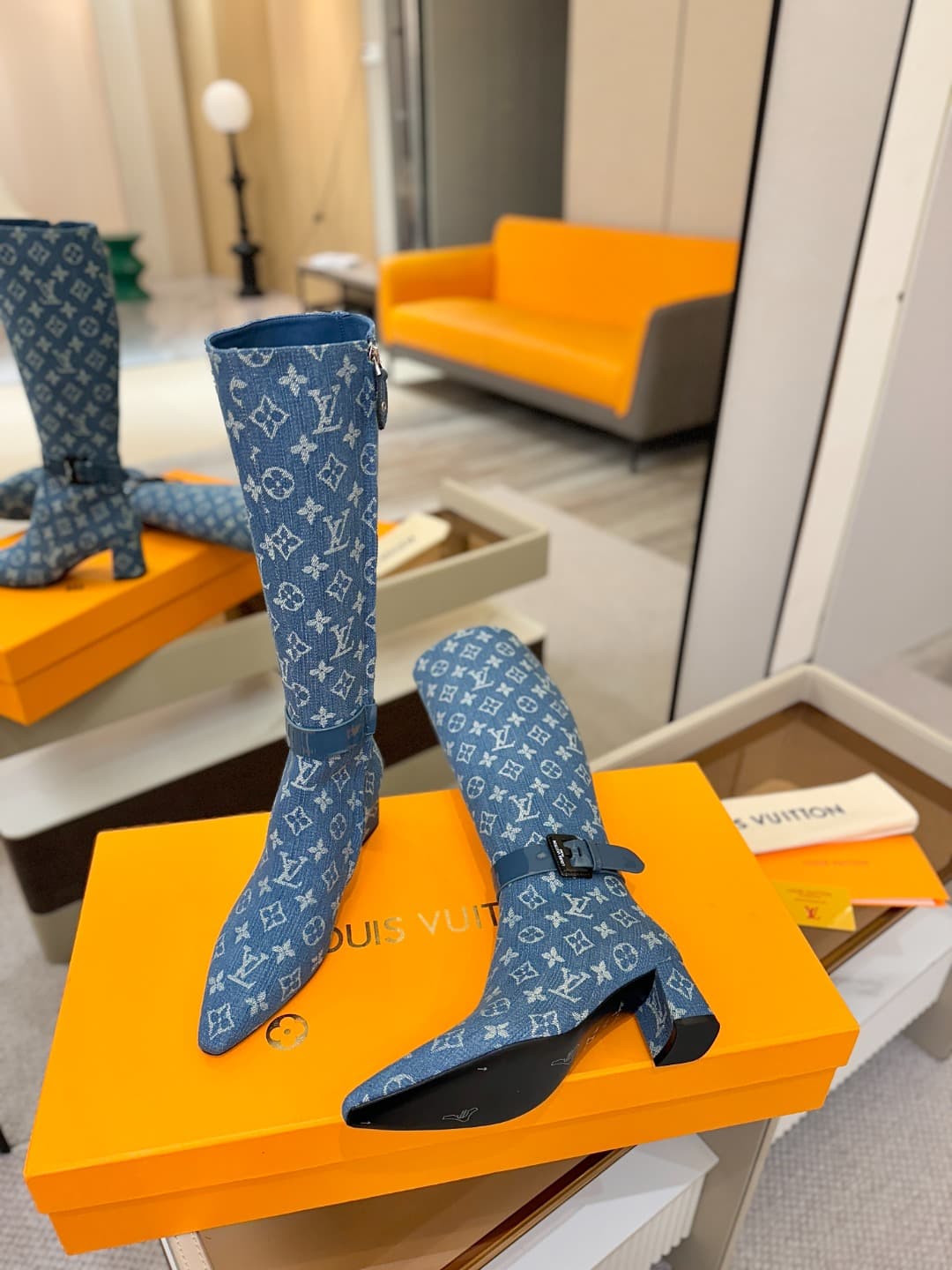 D9078 L✔️Home boutique’s autumn/winter collection includes 16 boots. The official website’s series is also updated regularly. These boots feature LV-style lacquered buckles, offering a unique and stylish design. They are comfortable to wear and versatile  — image 5