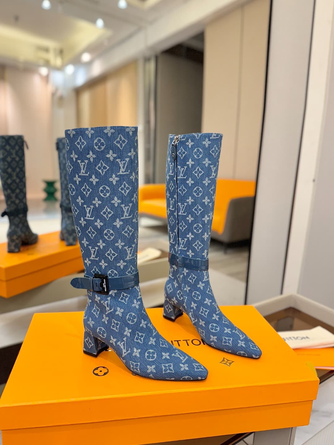 D9078 L✔️Home boutique’s autumn/winter collection includes 16 boots. The official website’s series is also updated regularly. These boots feature LV-style lacquered buckles, offering a unique and stylish design. They are comfortable to wear and versatile  — image 2