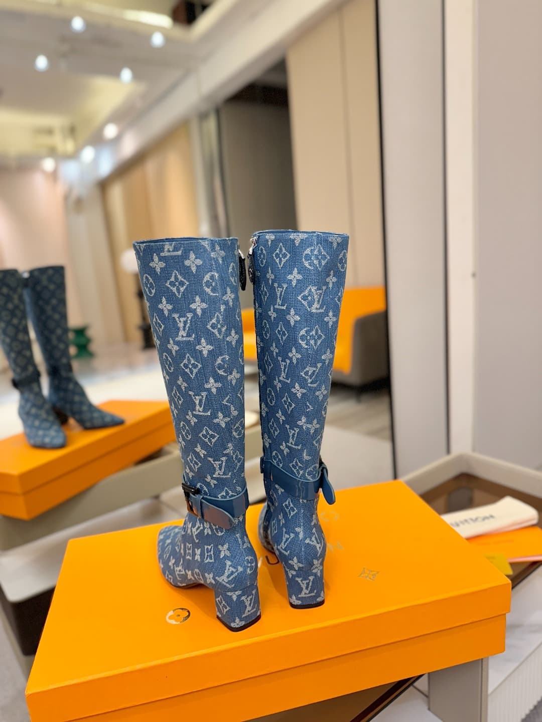 D9078 L✔️Home boutique’s autumn/winter collection includes 16 boots. The official website’s series is also updated regularly. These boots feature LV-style lacquered buckles, offering a unique and stylish design. They are comfortable to wear and versatile  — image 7