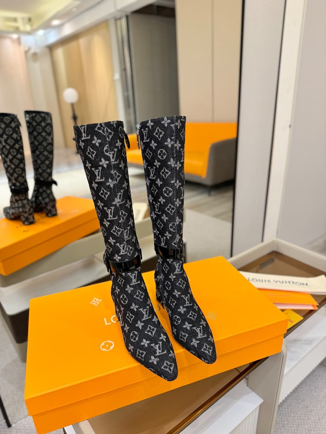 D9077 L✔️Home boutique’s autumn/winter collection includes 16 boots. The official website’s collection is updated in real time. These boots feature LV-style lacquered buckles, offering a unique and stylish design. They are comfortable to wear and versatil — image 4