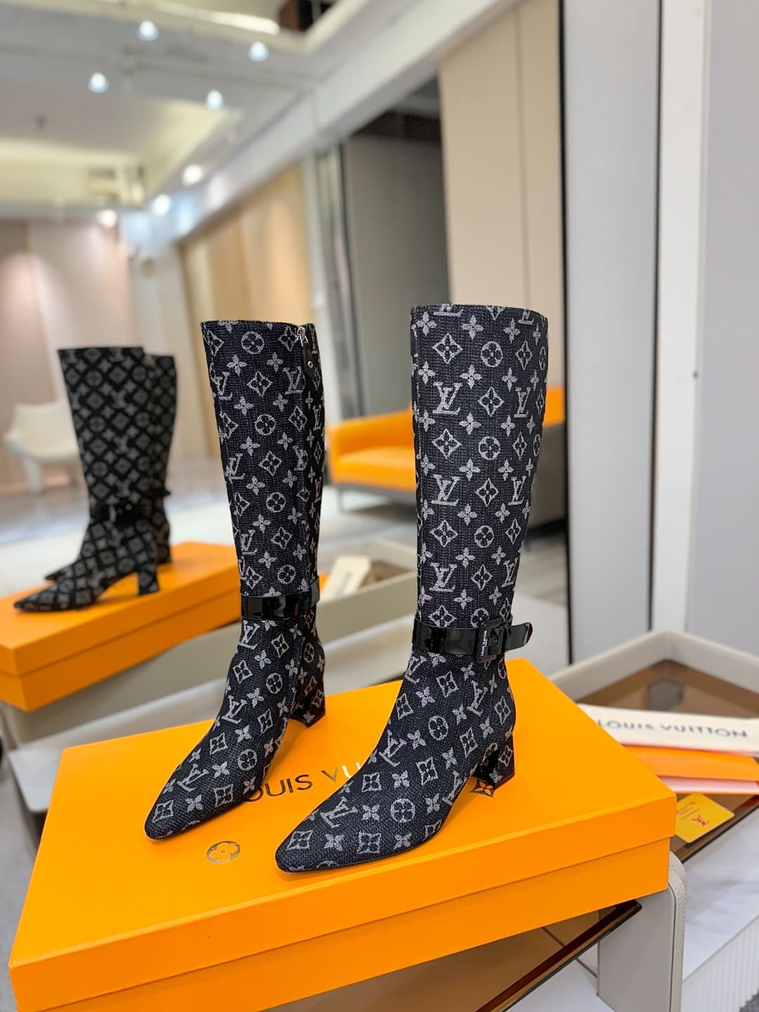D9077 L✔️Home boutique’s autumn/winter collection includes 16 boots. The official website’s collection is updated in real time. These boots feature LV-style lacquered buckles, offering a unique and stylish design. They are comfortable to wear and versatil — image 3