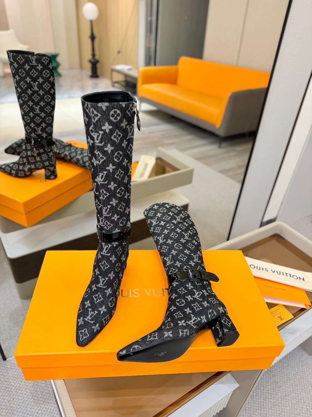 D9077 L✔️Home boutique’s autumn/winter collection includes 16 boots. The official website’s collection is updated in real time. These boots feature LV-style lacquered buckles, offering a unique and stylish design. They are comfortable to wear and versatil — image 5