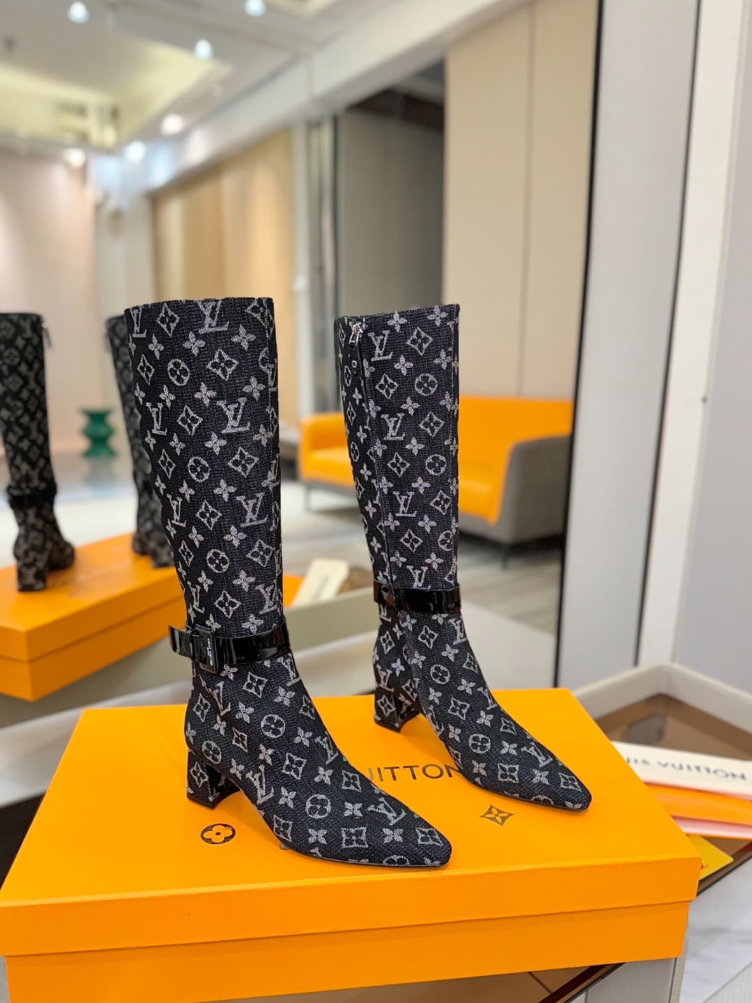 D9077 L✔️Home boutique’s autumn/winter collection includes 16 boots. The official website’s collection is updated in real time. These boots feature LV-style lacquered buckles, offering a unique and stylish design. They are comfortable to wear and versatil — image 2