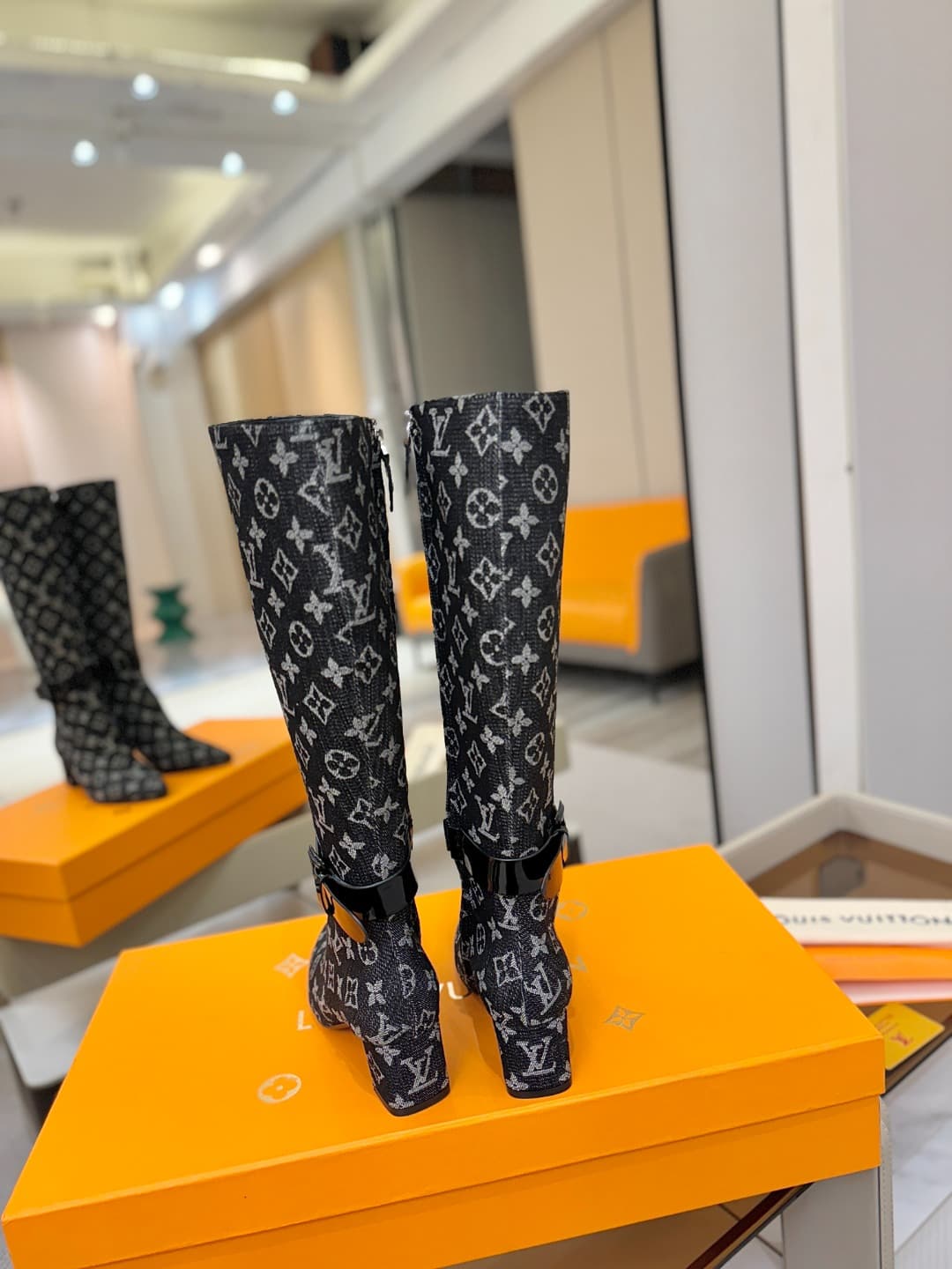 D9077 L✔️Home boutique’s autumn/winter collection includes 16 boots. The official website’s collection is updated in real time. These boots feature LV-style lacquered buckles, offering a unique and stylish design. They are comfortable to wear and versatil — image 6