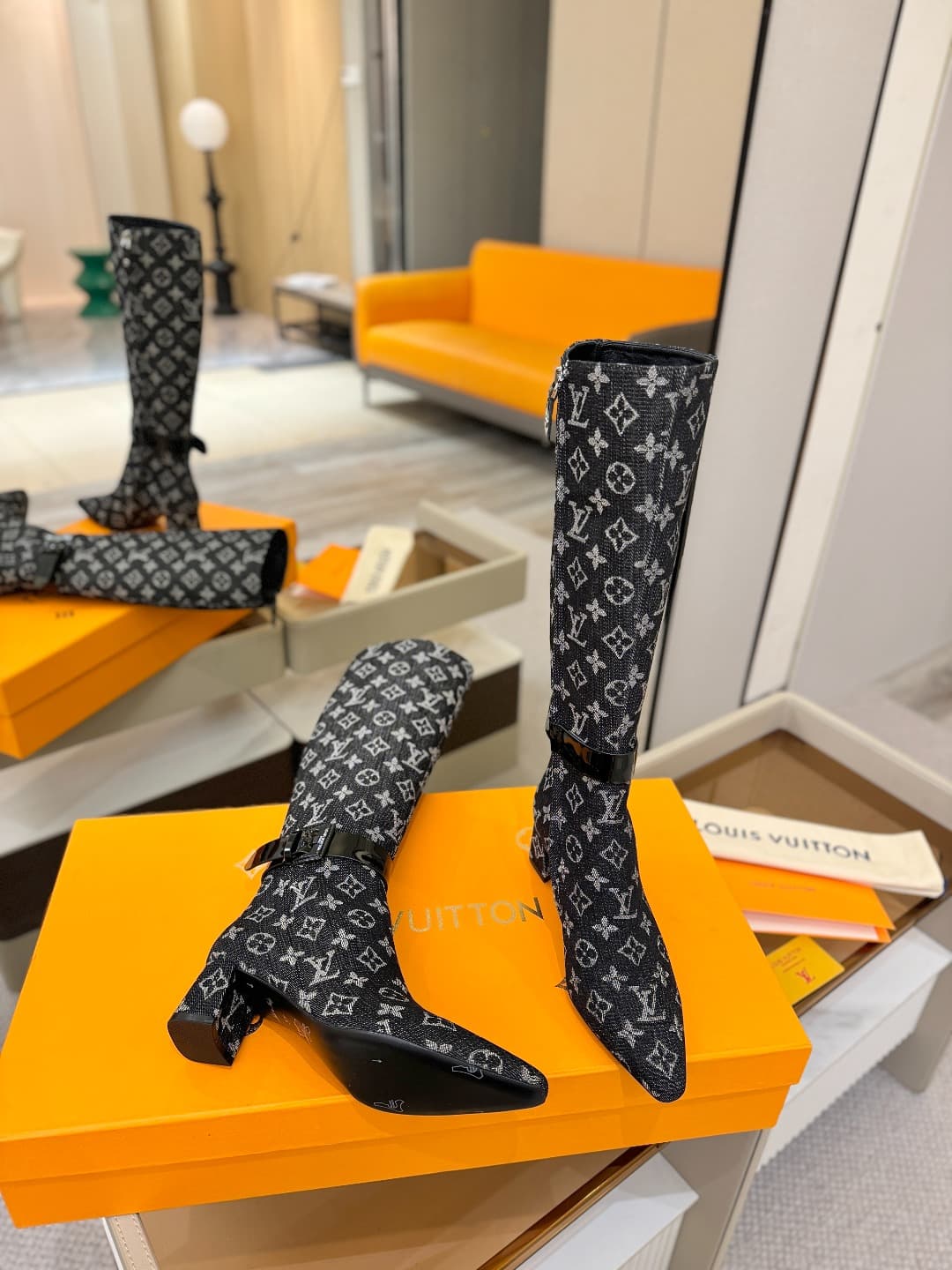 D9077 L✔️Home boutique’s autumn/winter collection includes 16 boots. The official website’s collection is updated in real time. These boots feature LV-style lacquered buckles, offering a unique and stylish design. They are comfortable to wear and versatil — image 7