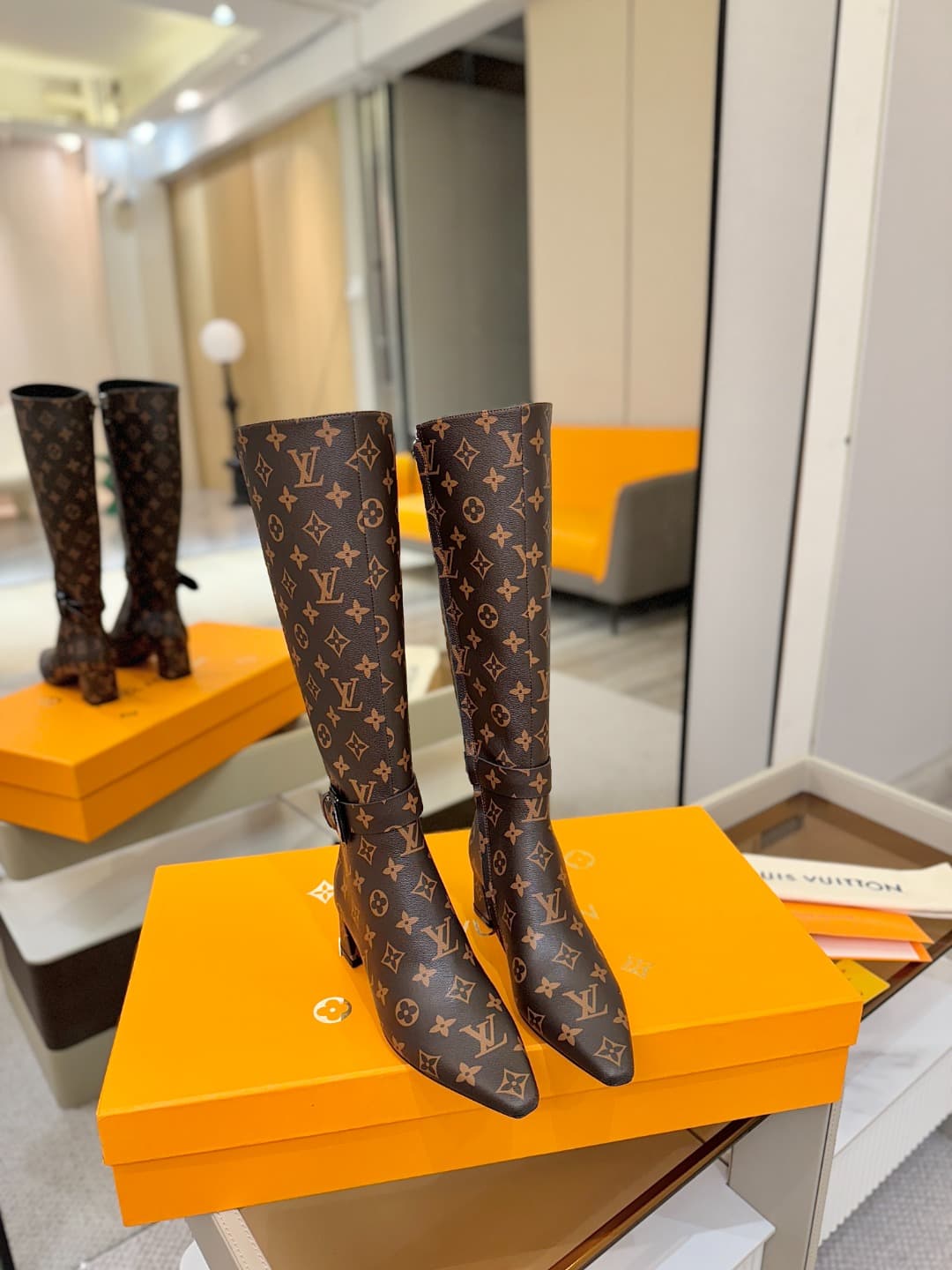 D9076 L✔️Home store – Autumn/winter collection: 16 boot lengths. The official website’s collection is updated in real time. Features LV-style painted buckles for a unique and stylish look. Comfortable to wear and versatile for various styles. Elegant and  — image 4