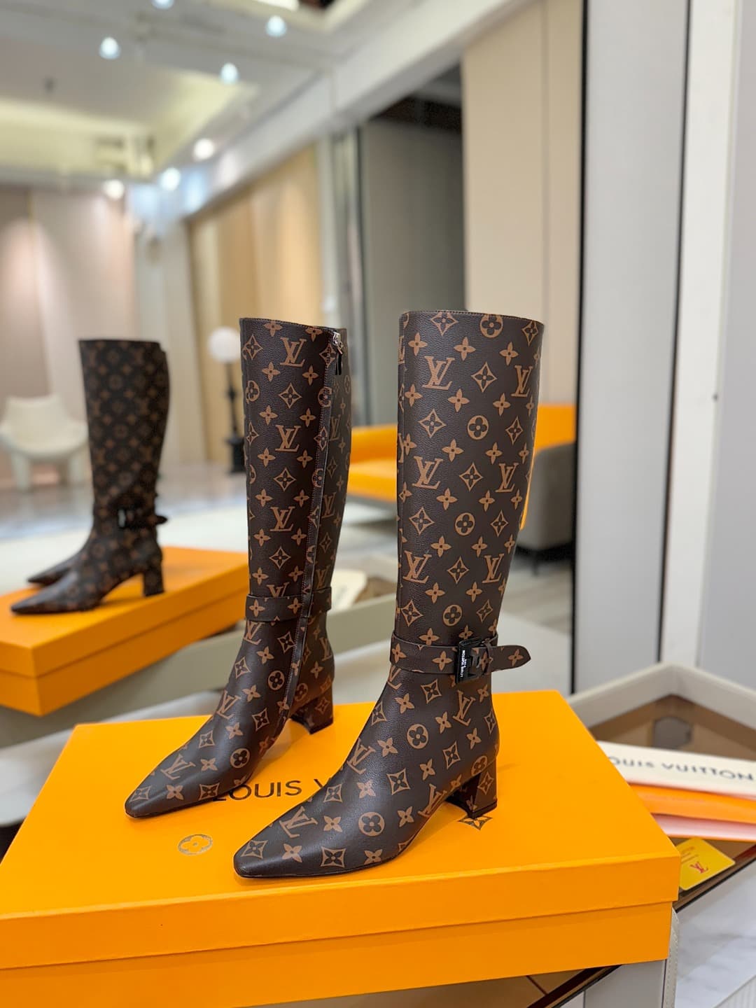 D9076 L✔️Home store – Autumn/winter collection: 16 boot lengths. The official website’s collection is updated in real time. Features LV-style painted buckles for a unique and stylish look. Comfortable to wear and versatile for various styles. Elegant and  — image 3