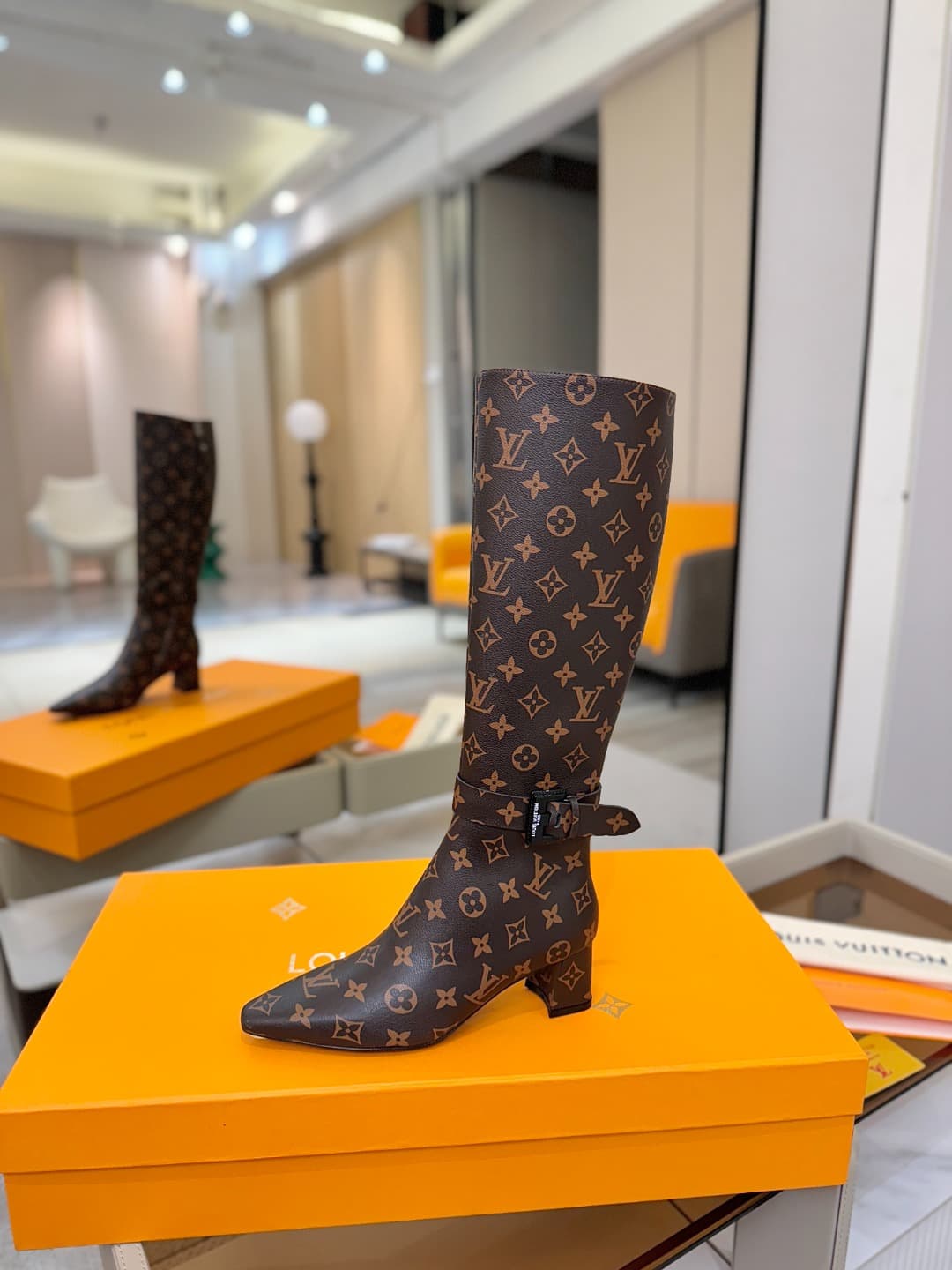 D9076 L✔️Home store – Autumn/winter collection: 16 boot lengths. The official website’s collection is updated in real time. Features LV-style painted buckles for a unique and stylish look. Comfortable to wear and versatile for various styles. Elegant and  — image 1
