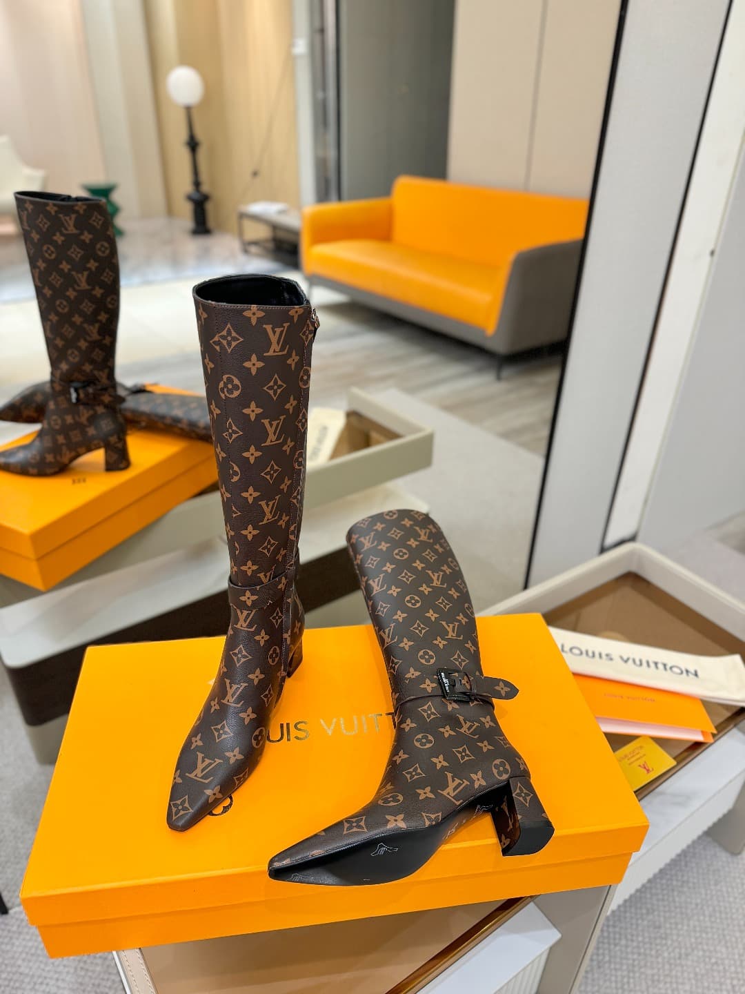 D9076 L✔️Home store – Autumn/winter collection: 16 boot lengths. The official website’s collection is updated in real time. Features LV-style painted buckles for a unique and stylish look. Comfortable to wear and versatile for various styles. Elegant and  — image 5