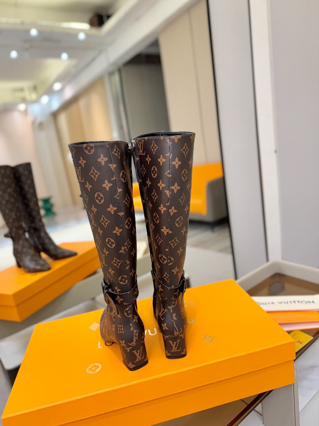 D9076 L✔️Home store – Autumn/winter collection: 16 boot lengths. The official website’s collection is updated in real time. Features LV-style painted buckles for a unique and stylish look. Comfortable to wear and versatile for various styles. Elegant and  — image 6