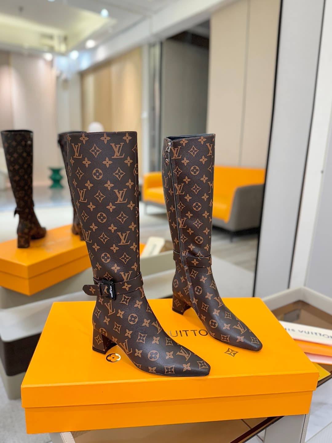D9076 L✔️Home store – Autumn/winter collection: 16 boot lengths. The official website’s collection is updated in real time. Features LV-style painted buckles for a unique and stylish look. Comfortable to wear and versatile for various styles. Elegant and  — image 2