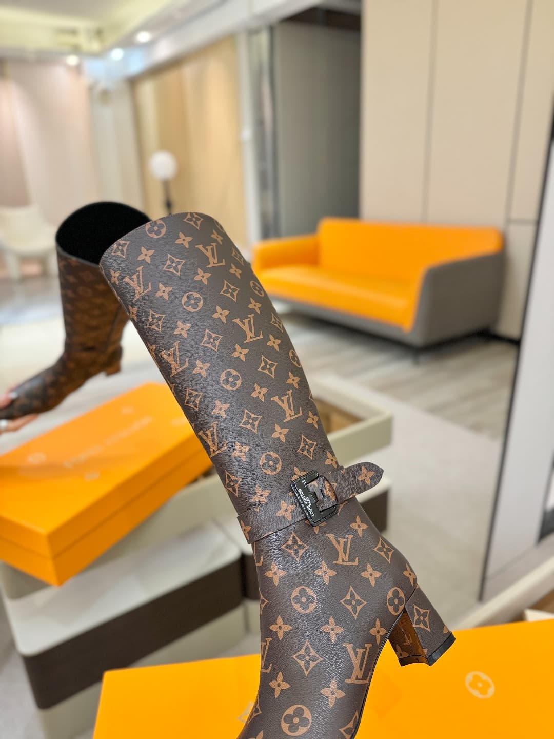 D9076 L✔️Home store – Autumn/winter collection: 16 boot lengths. The official website’s collection is updated in real time. Features LV-style painted buckles for a unique and stylish look. Comfortable to wear and versatile for various styles. Elegant and  — image 7