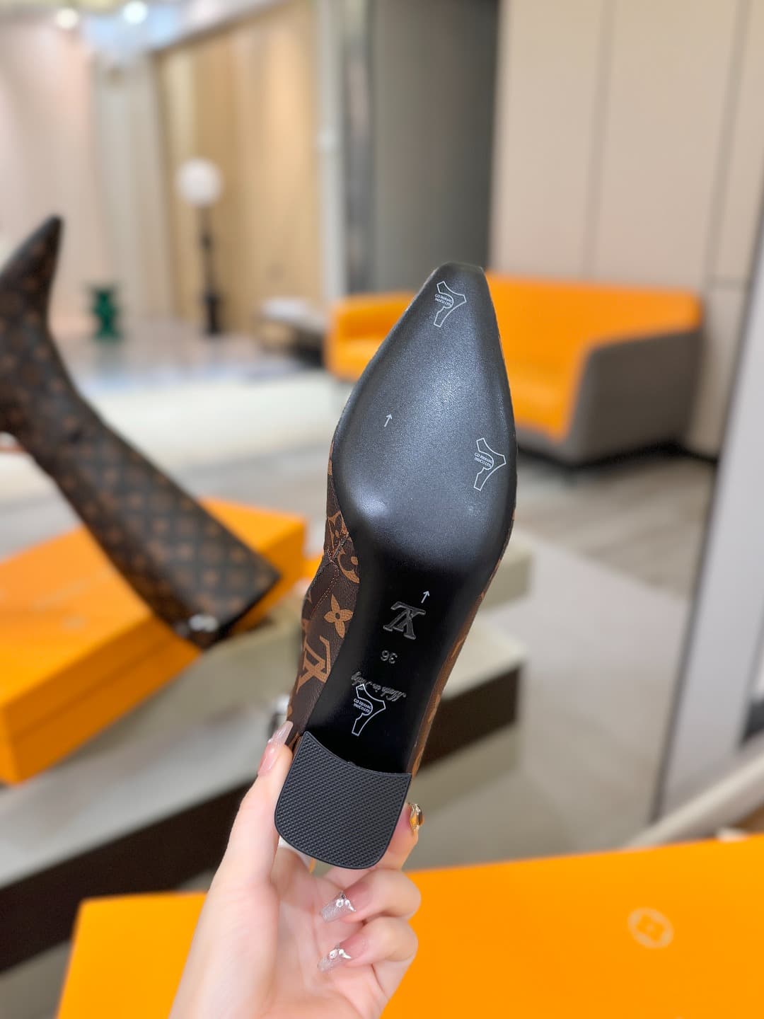 D9076 L✔️Home store – Autumn/winter collection: 16 boot lengths. The official website’s collection is updated in real time. Features LV-style painted buckles for a unique and stylish look. Comfortable to wear and versatile for various styles. Elegant and  — image 8