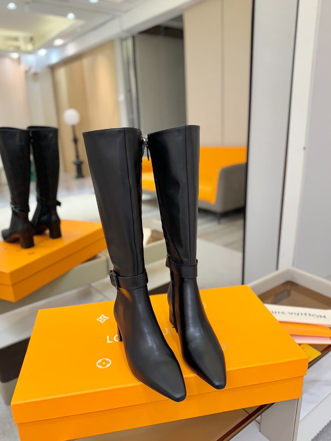 D9075 L✔️Home boutique’s autumn/winter collection includes 16 boots. The official website’s collection is updated in real time. These boots feature LV-style lacquered buckles, offering a unique and stylish design. They are comfortable to wear and versatil — image 4