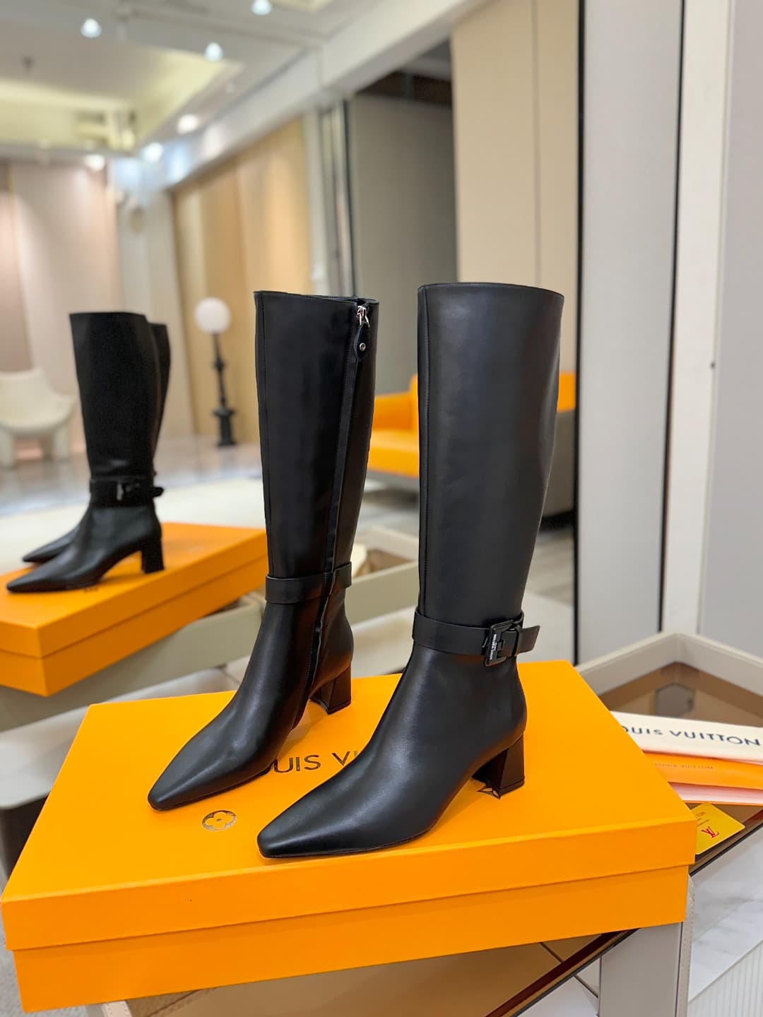 D9075 L✔️Home boutique’s autumn/winter collection includes 16 boots. The official website’s collection is updated in real time. These boots feature LV-style lacquered buckles, offering a unique and stylish design. They are comfortable to wear and versatil — image 3