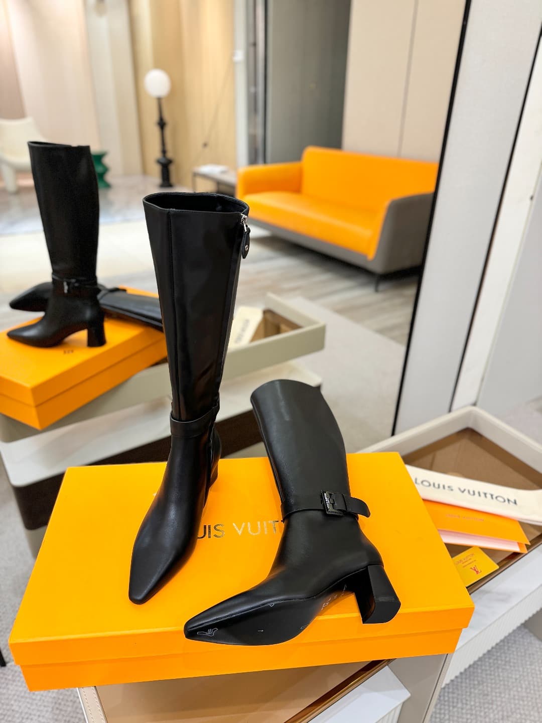 D9075 L✔️Home boutique’s autumn/winter collection includes 16 boots. The official website’s collection is updated in real time. These boots feature LV-style lacquered buckles, offering a unique and stylish design. They are comfortable to wear and versatil — image 5