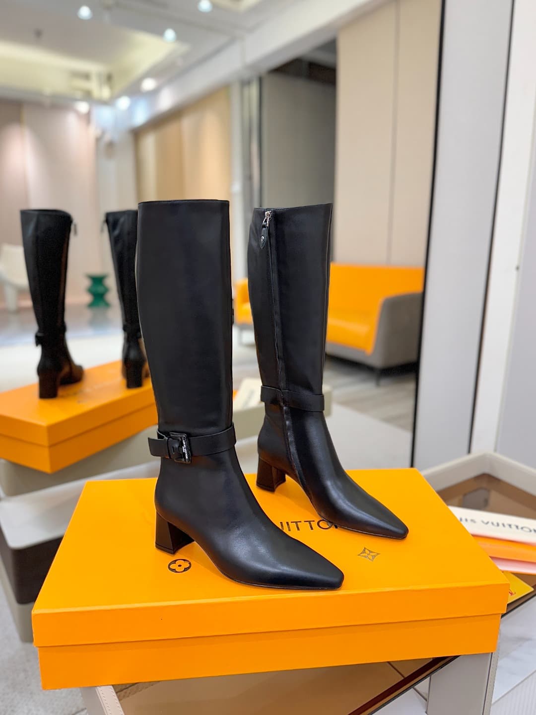 D9075 L✔️Home boutique’s autumn/winter collection includes 16 boots. The official website’s collection is updated in real time. These boots feature LV-style lacquered buckles, offering a unique and stylish design. They are comfortable to wear and versatil — image 2
