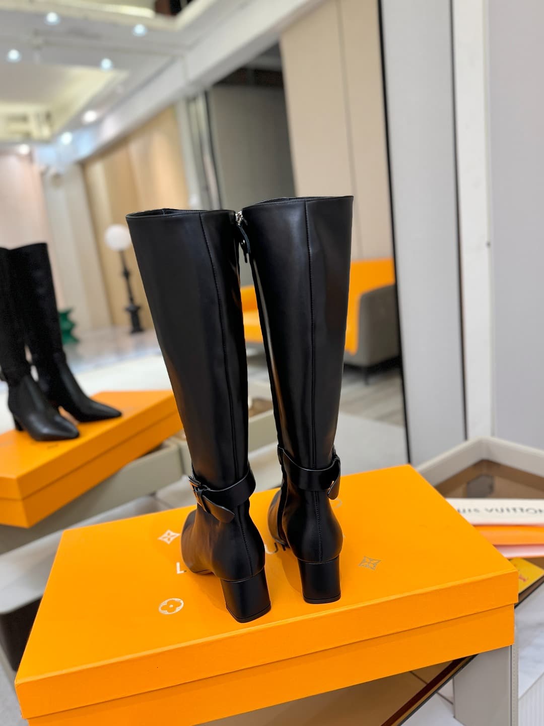 D9075 L✔️Home boutique’s autumn/winter collection includes 16 boots. The official website’s collection is updated in real time. These boots feature LV-style lacquered buckles, offering a unique and stylish design. They are comfortable to wear and versatil — image 6