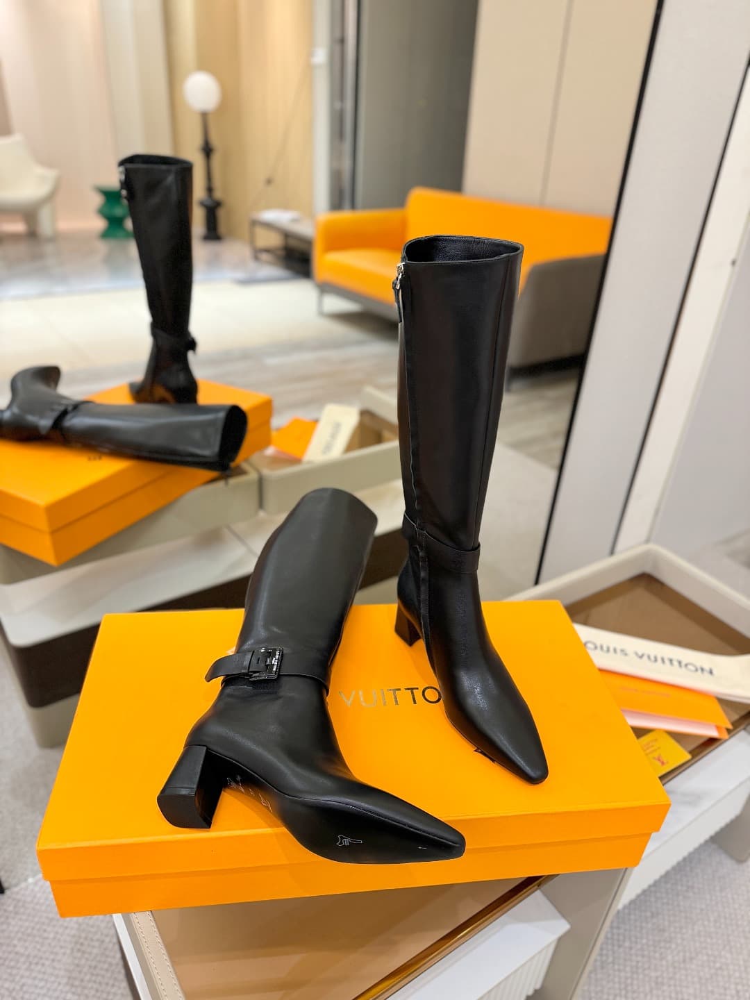 D9075 L✔️Home boutique’s autumn/winter collection includes 16 boots. The official website’s collection is updated in real time. These boots feature LV-style lacquered buckles, offering a unique and stylish design. They are comfortable to wear and versatil — image 7