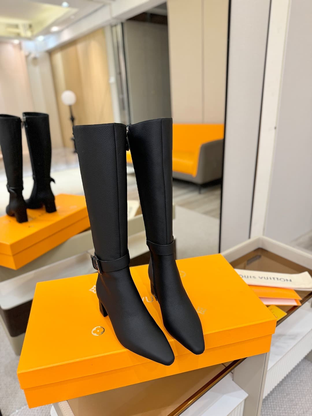 D9071 L✔️Home boutique’s autumn/winter collection includes 16 boots. The official website’s collection is also updated regularly. These boots feature a new lacquered buckle design by LV; they are stylish and unique, comfortable to wear, and exude a strong — image 4