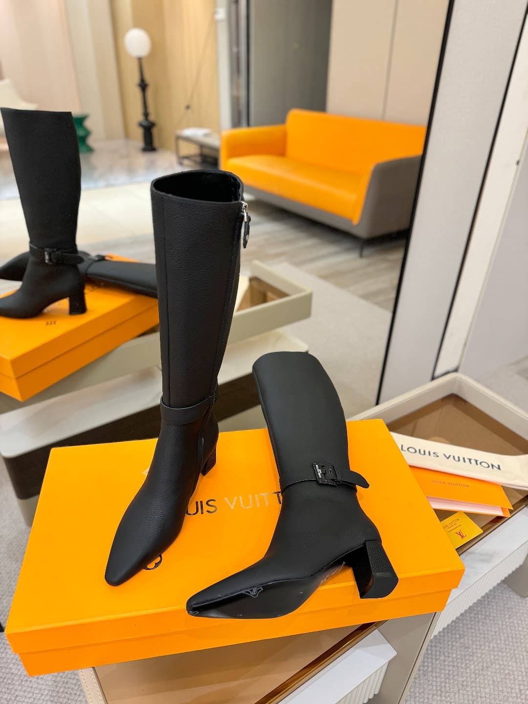 D9071 L✔️Home boutique’s autumn/winter collection includes 16 boots. The official website’s collection is also updated regularly. These boots feature a new lacquered buckle design by LV; they are stylish and unique, comfortable to wear, and exude a strong — image 5