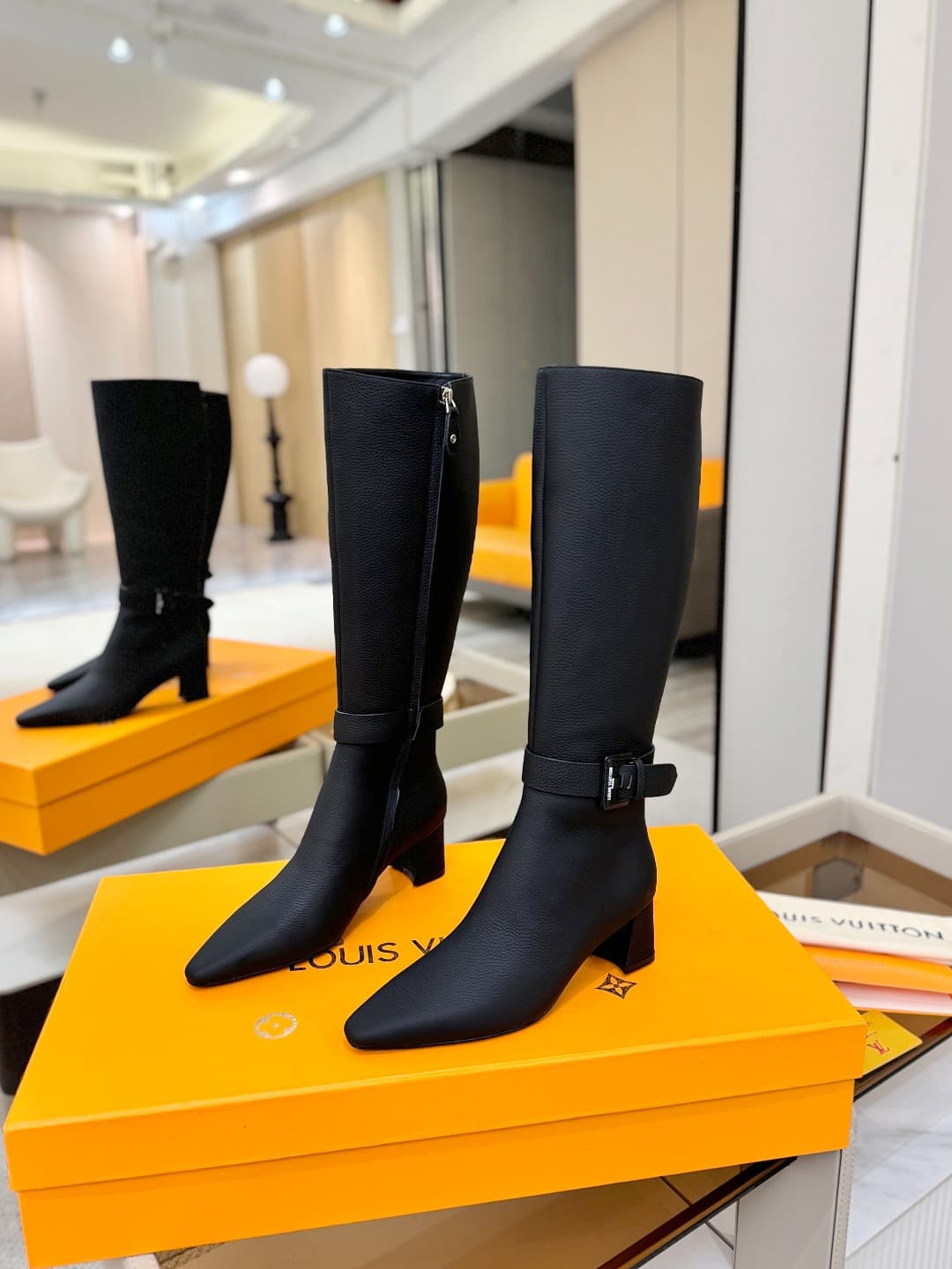 D9071 L✔️Home boutique’s autumn/winter collection includes 16 boots. The official website’s collection is also updated regularly. These boots feature a new lacquered buckle design by LV; they are stylish and unique, comfortable to wear, and exude a strong — image 3